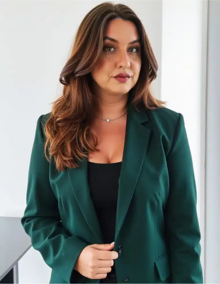 freepik_paollazaniratti_a_woman_with_an_oval_face_medium_t_21599