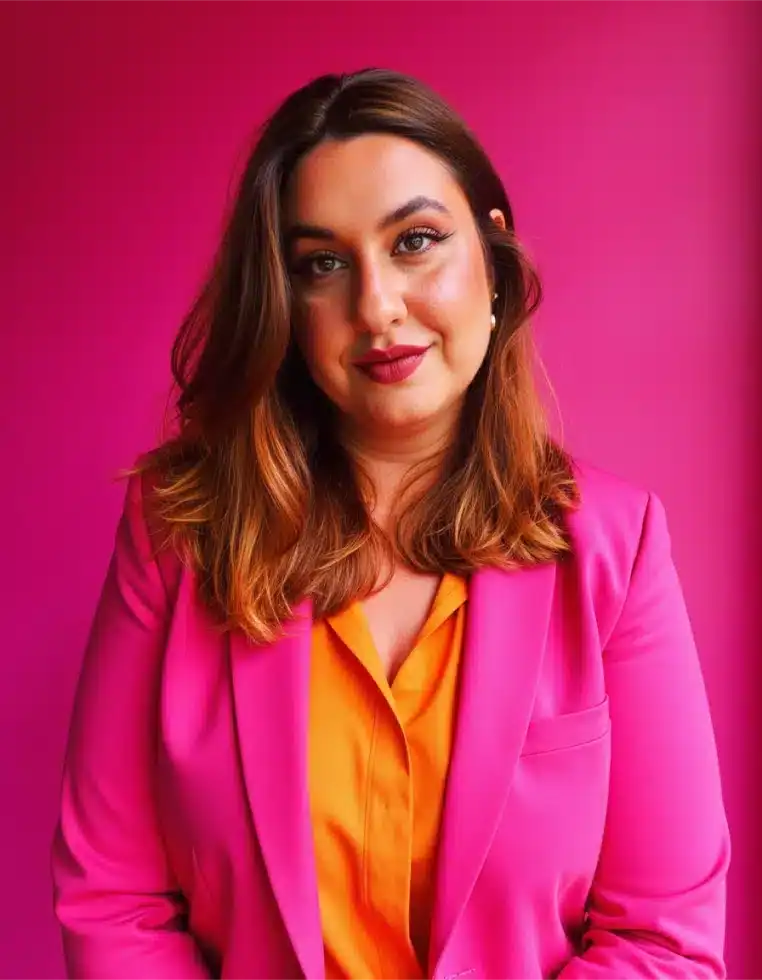 freepik_paollazanirattia_confident_woman_with_shoulderleng_13310